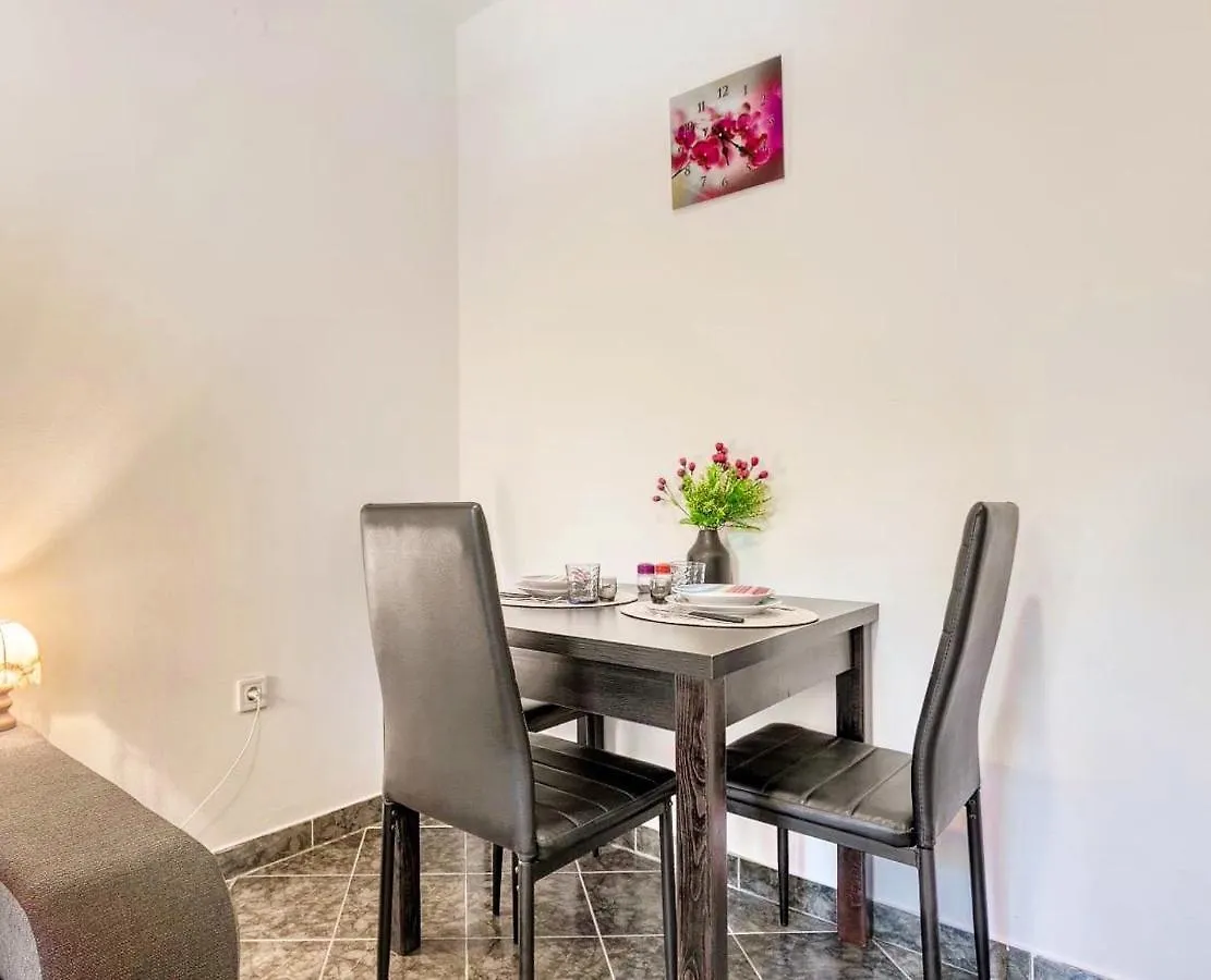 Orhideja Apartment With Private Backyard Premantura