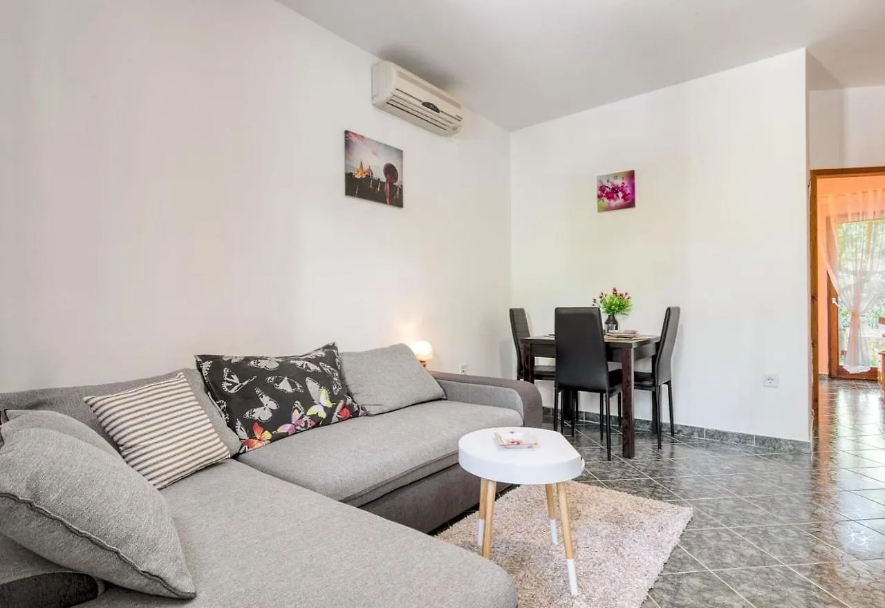 Orhideja Apartment With Private Backyard Premantura