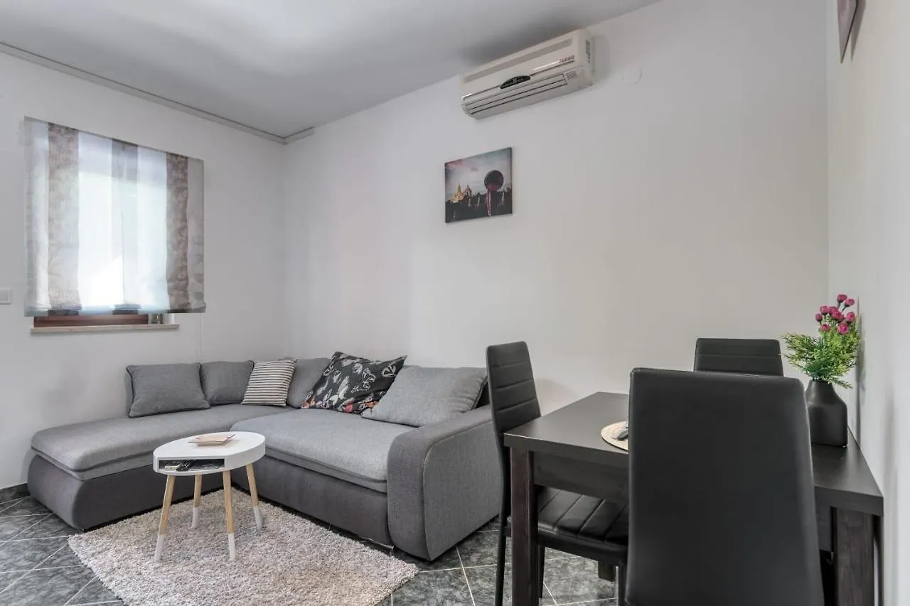 Orhideja Apartment With Private Backyard Premantura Chorvatsko