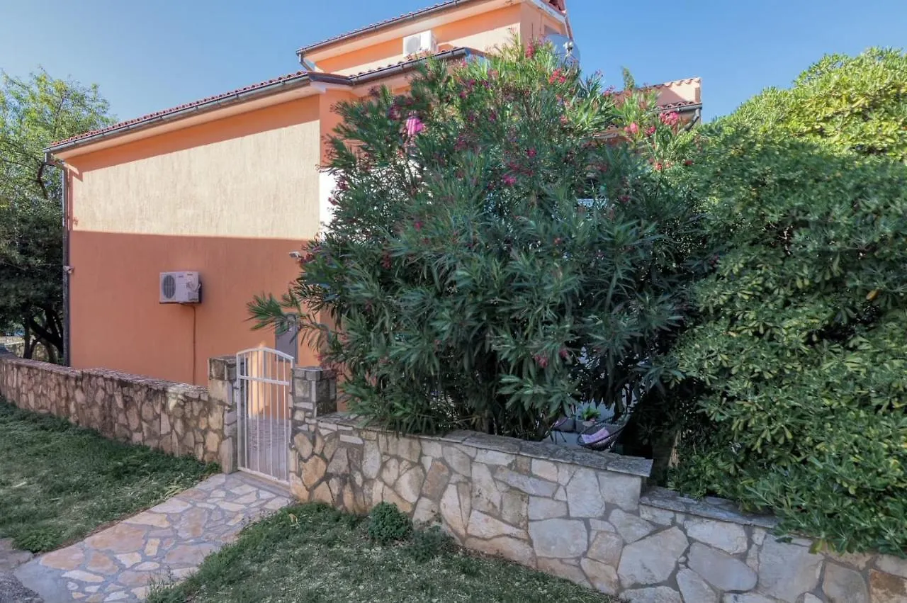 Orhideja Apartment With Private Backyard Premantura