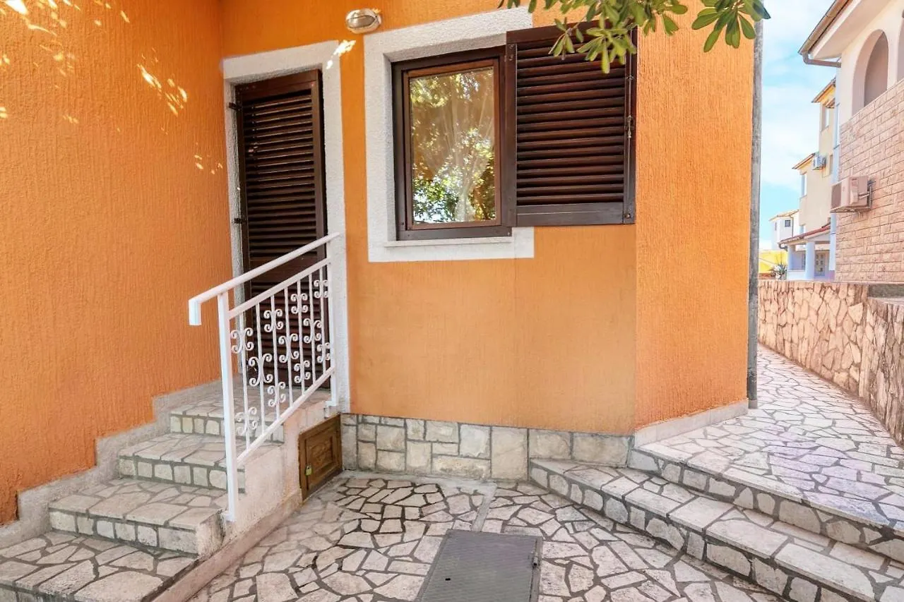 Orhideja Apartment With Private Backyard Premantura